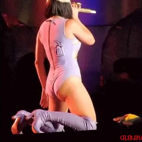 Katy Perry Flexing Her Butt Cheeks In Concert