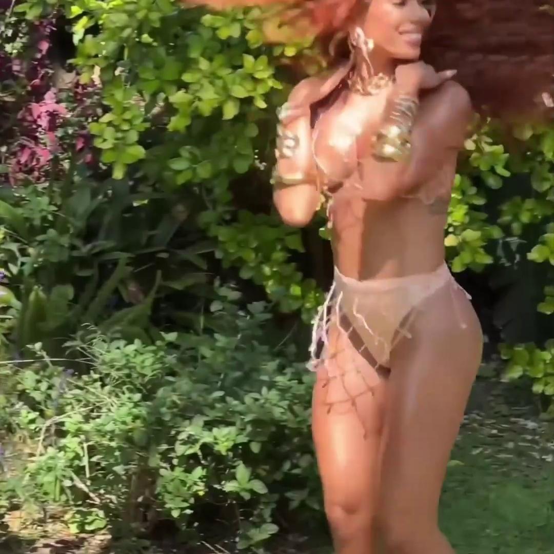 Anitta Topless