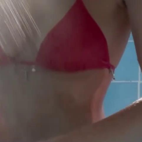 Emily Ratajkowski Looks Sexy in the Shower