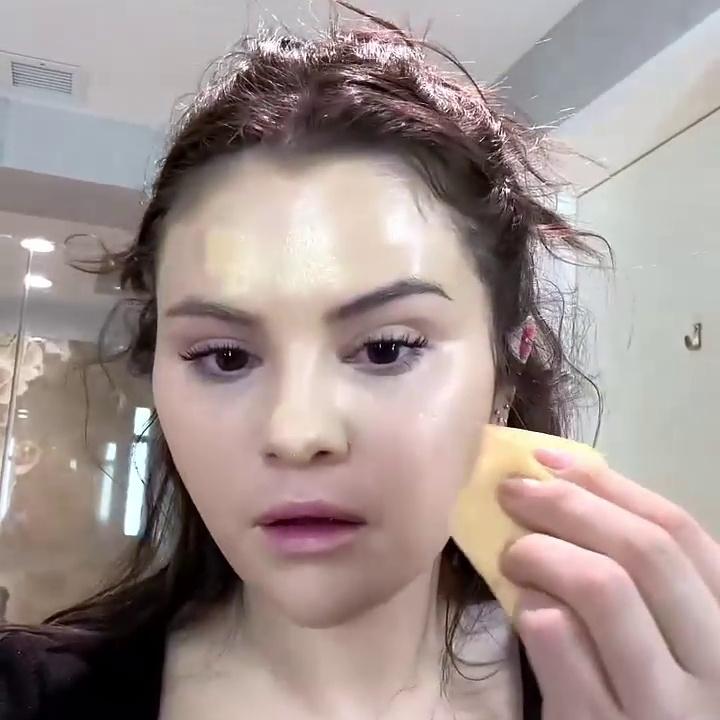Selena Gomez Shows Off Her Sexy Tits (21 Pics + Video)