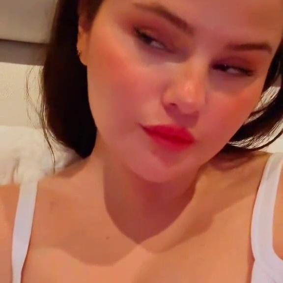 Selena Gomez Hot