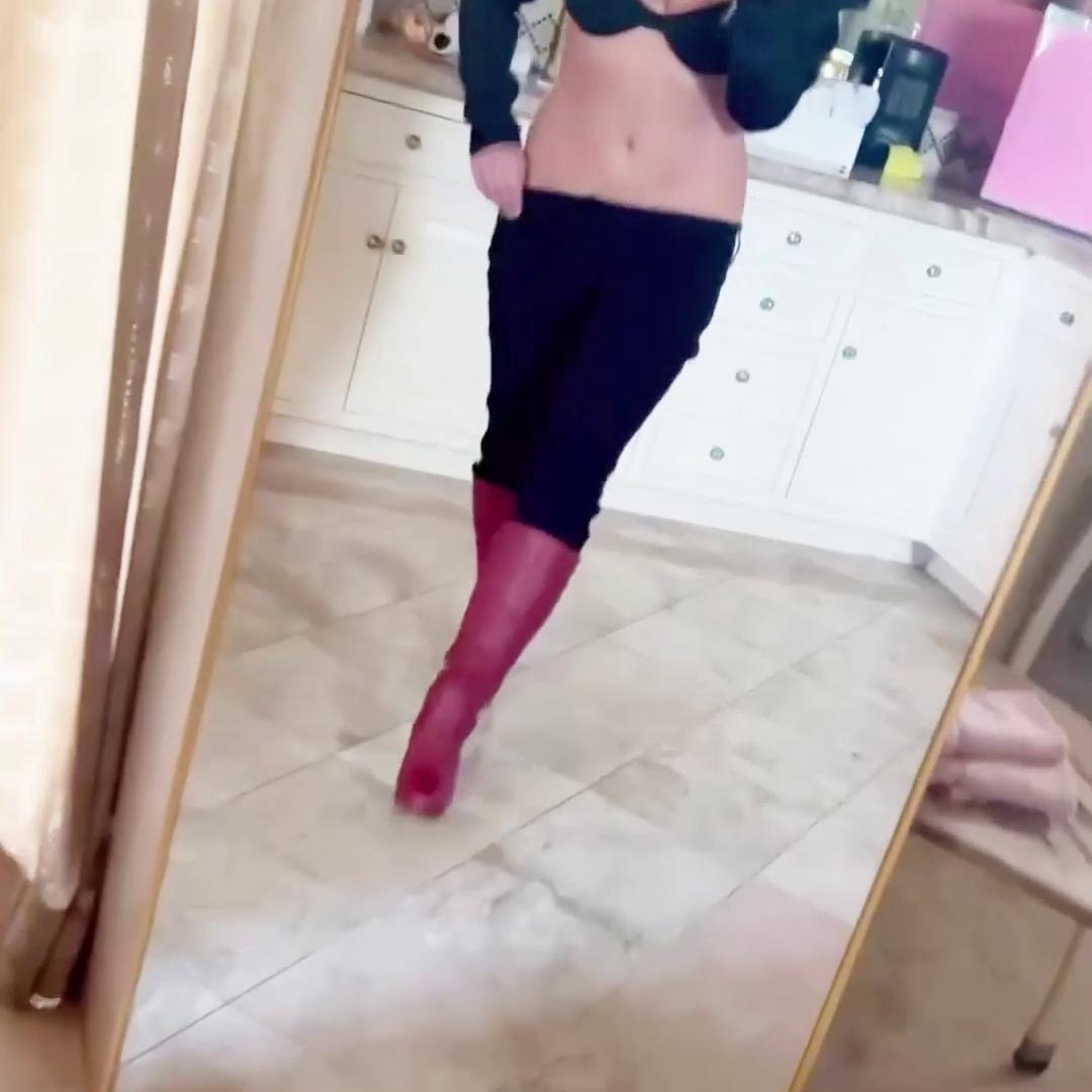 Britney Spears Flaunts Her Sexy Tits in a Black Outfit   + Video – OnlyFans