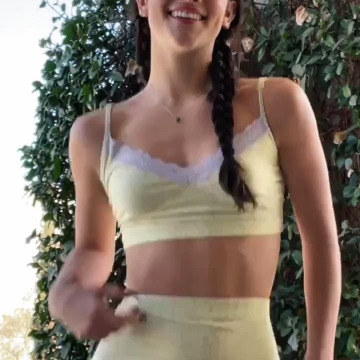 Charli D’Amelio Sexy Midriff Skirt Dance Video Leaked