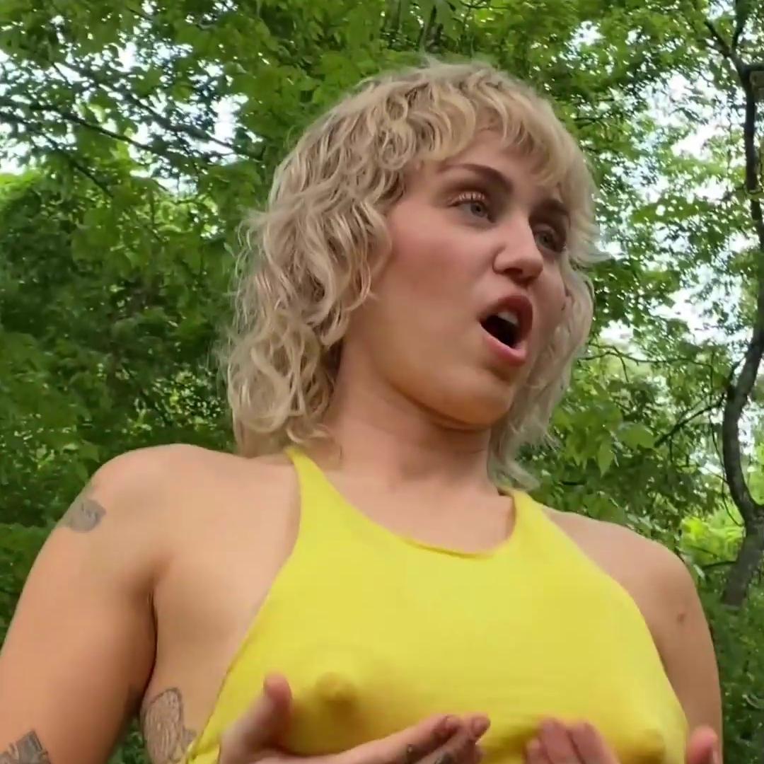 Miley Cyrus Flashes Her Nude Tit