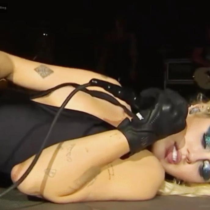 Miley Cyrus Flashes Her Nude Tit on Stage in Sao Paulo
