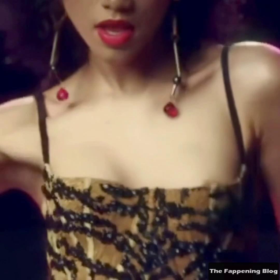 Zendaya Flashes Her Nude Tit For Vogue Magazine