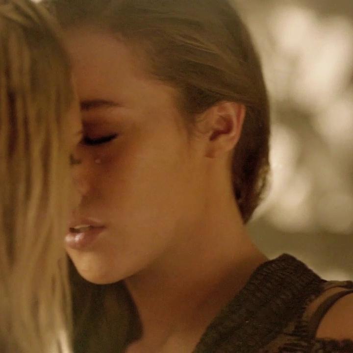 Eliza Taylor Alycia Debnam-Carey Lesbian in The 100 (No Music) Sex Scene