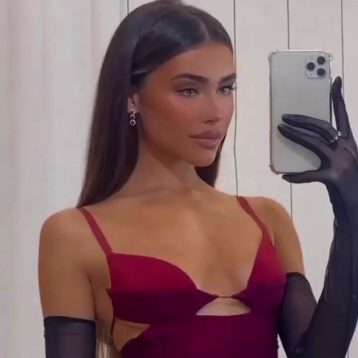 Madison Beer Flaunts Her Slender Figure at the LA Premiere of “Spider-Man: No Way Home”