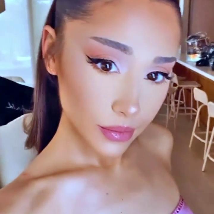 Ariana Grande Shows Her Pokies