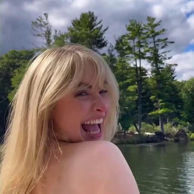 Sabrina Carpenter Surprises Fappers With ‘Skinny Dipping’