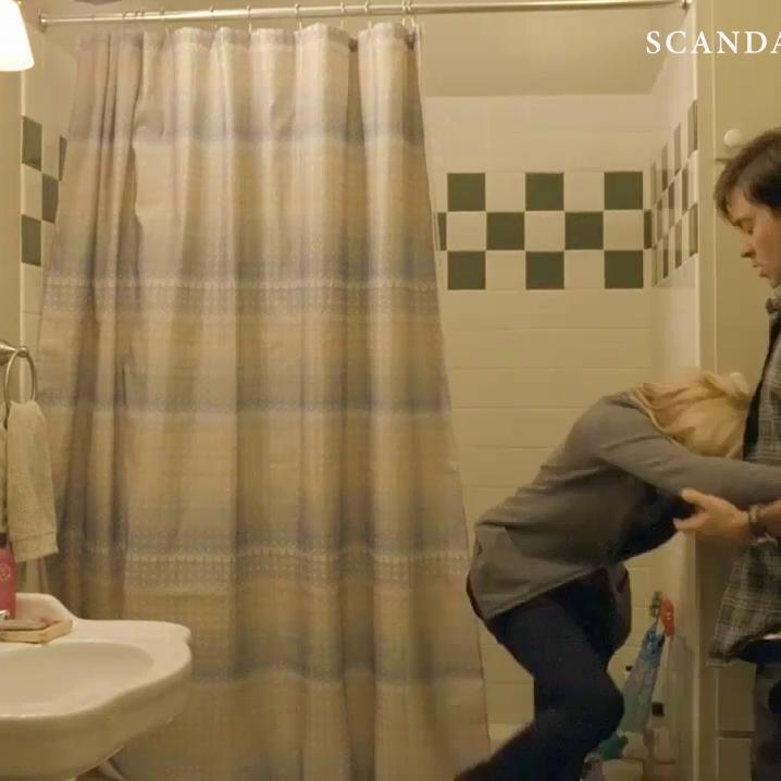 Elizabeth Banks Nude Butt & Sex In The Bathroom From ‘The Details’ Movie